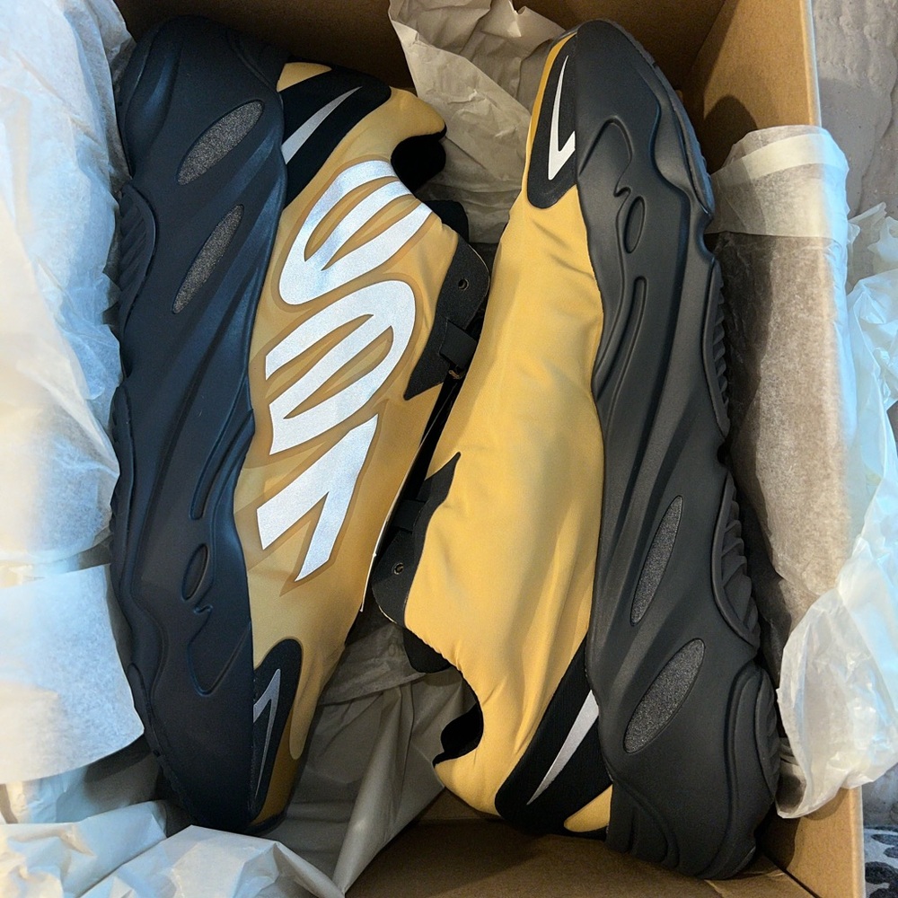 YEEZY Boost 700 MNVN size 10 new with box